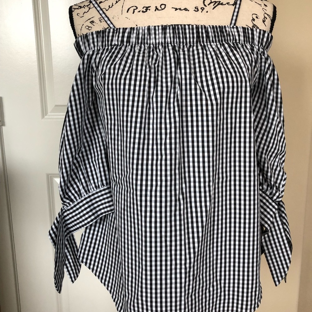 Off-Shoulder Balloon Top.Can be worn  with skirt and or denim pants 😇.